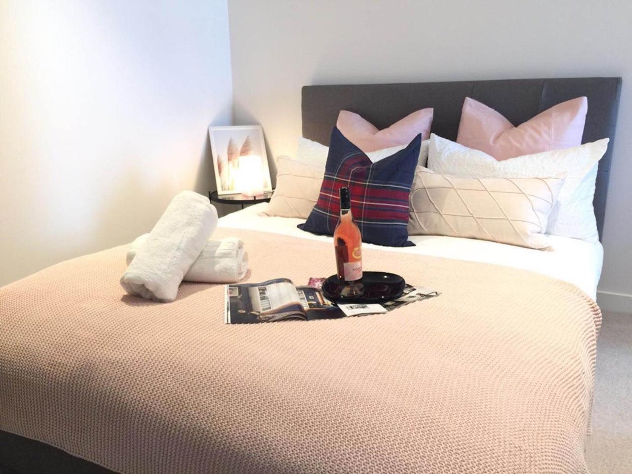Deluxe And Brand New Lakeside Apartment Melbourne Bagian luar foto